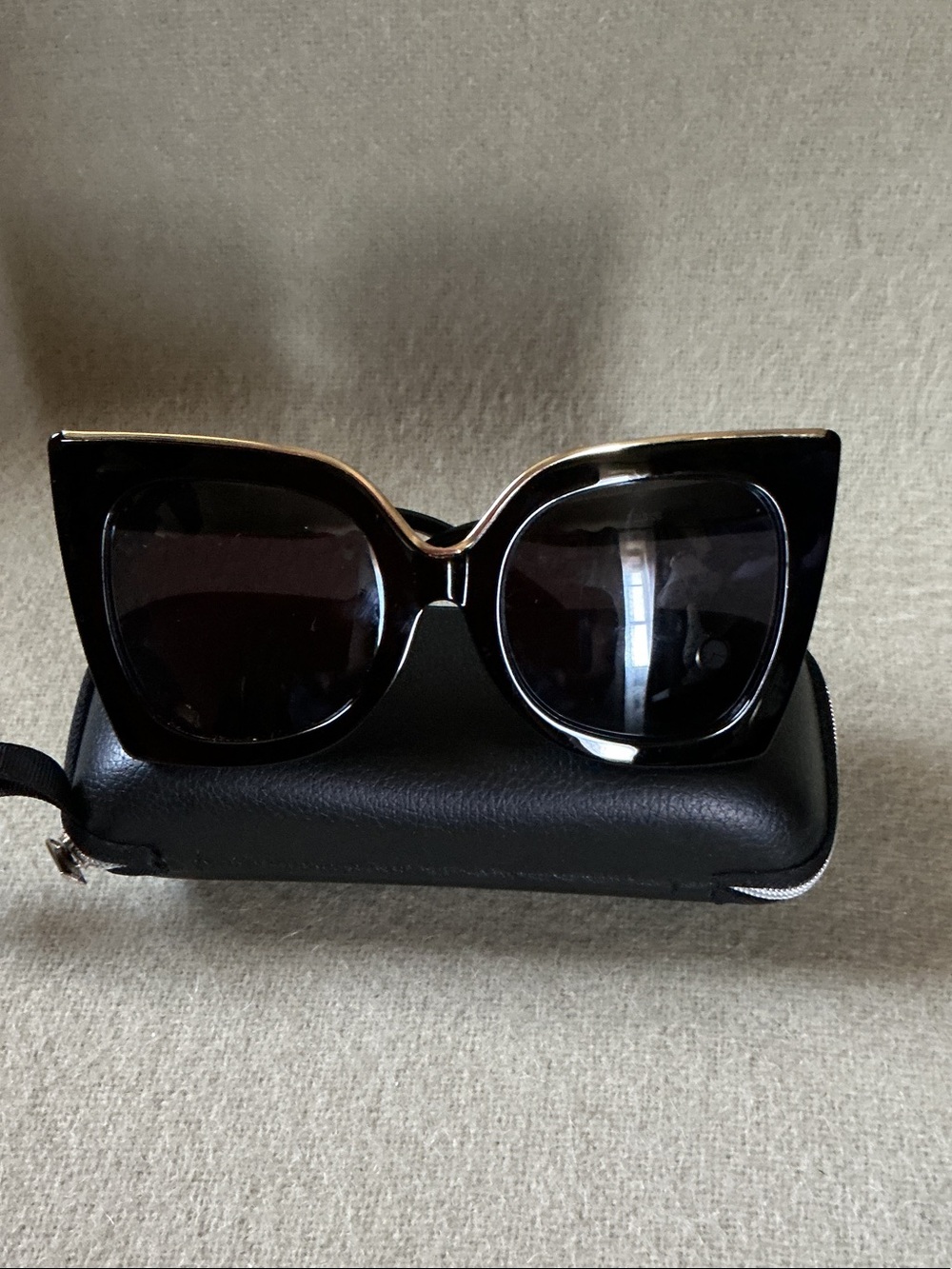Chic Oversized Cat-Eye Sunglasses - Black